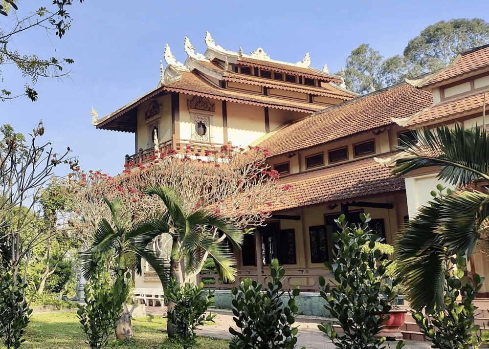 Tản bộ quanh khuôn viên rộng lớn của chùa là hoạt động thư giãn tuyệt vời đưa bạn vào trạng thái tĩnh tâm (Nguồn: Tổ Đình Bửu Long Fanpage)